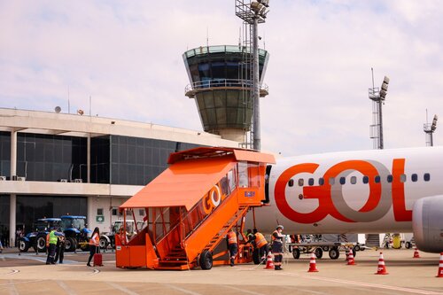 Gol apresenta novo mecanismo de embarque acessível em aeronaves; veja....